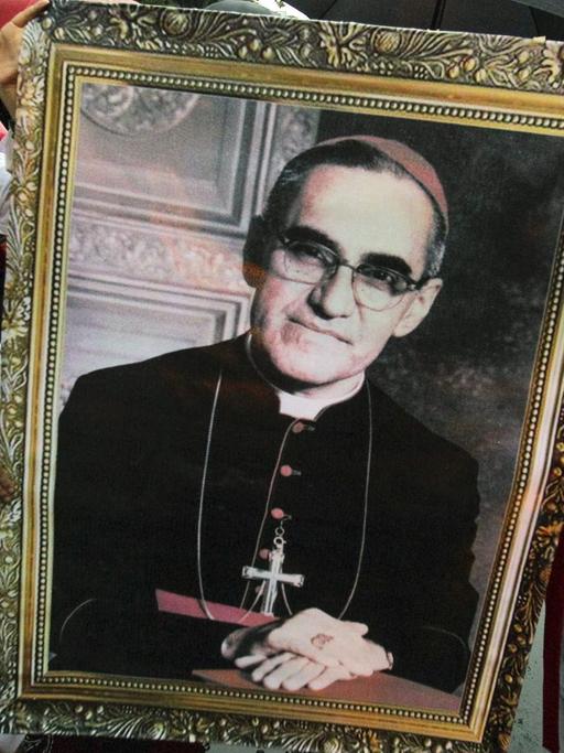 Verehrer des ermordeten Erzbischofs Romero tragen ein Porträt von ihm durch die Straßen.