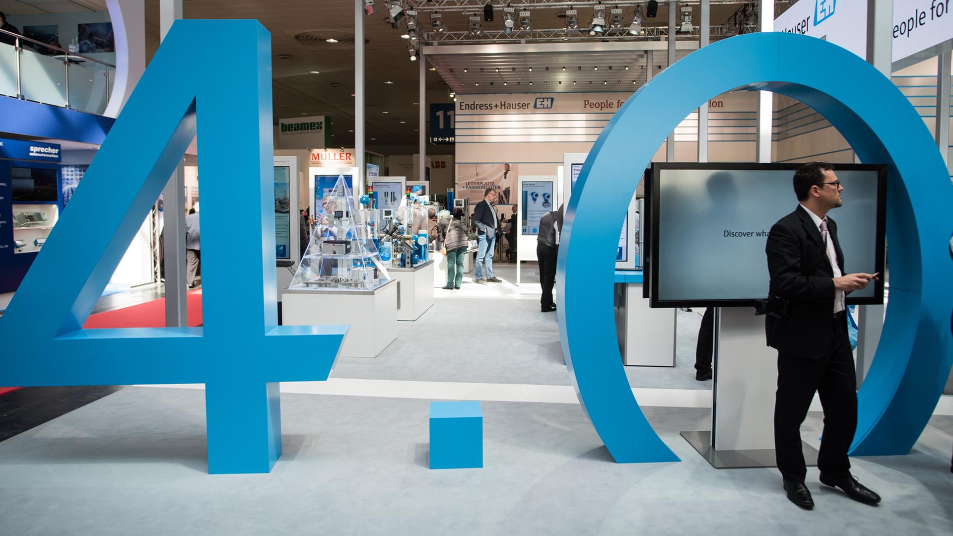 Die Zahlen "4.0" stehen bei der Hannover Messe am Stand der Firma Endress + Hauser Messtechnik. Die Zahlen "4.0" stehen bei der Hannover Messe am Stand der Firma Endress + Hauser Messtechnik.