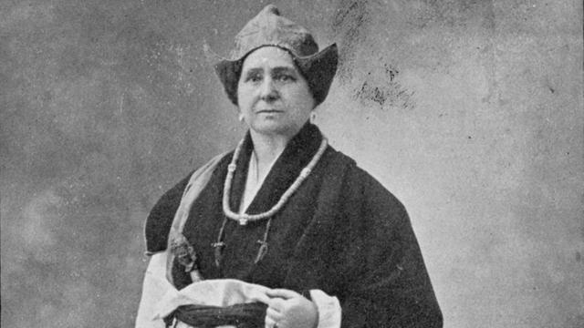 Die französische Orientalistin Alexandra David-Néel (1868 - 1969), fotografiert in tibetischer Kleidung.