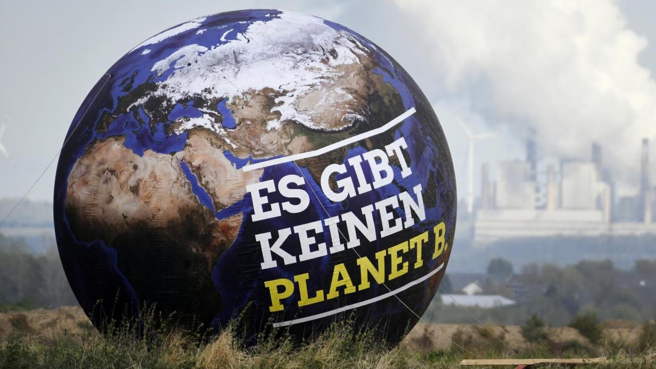 Ein Ballon mit der Aufschrift "Es gibt keinen Planet B." ist vor Braunkohlekraftwerken zu sehen - aufgenommen am Rande des Landesparteitags der nordrhein-Westfälischen Grünen, der am Hambacher Forst stattfand. (zu dpa " Weltklimarat drängt zu raschem Handeln für 1,5-Grad-Ziel" vom Ein Ballon mit der Aufschrift "Es gibt keinen Planet B." ist vor Braunkohlekraftwerken zu sehen - aufgenommen am Rande des Landesparteitags der nordrhein-Westfälischen Grünen, der am Hambacher Forst stattfand. (zu dpa " Weltklimarat drängt zu raschem Handeln für 1,5-Grad-Ziel" vom