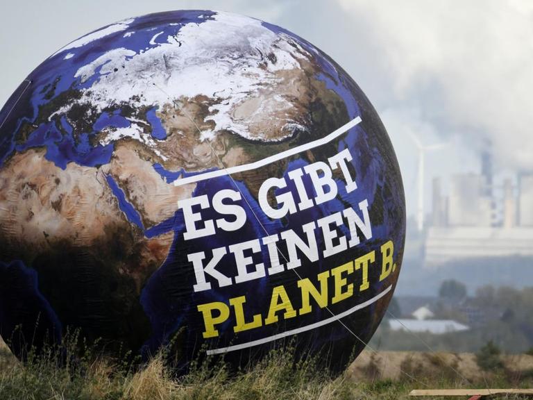 Ein Ballon mit der Aufschrift "Es gibt keinen Planet B." ist vor Braunkohlekraftwerken zu sehen - aufgenommen am Rande des Landesparteitags der nordrhein-Westfälischen Grünen, der am Hambacher Forst stattfand. (zu dpa " Weltklimarat drängt zu raschem Handeln für 1,5-Grad-Ziel" vom