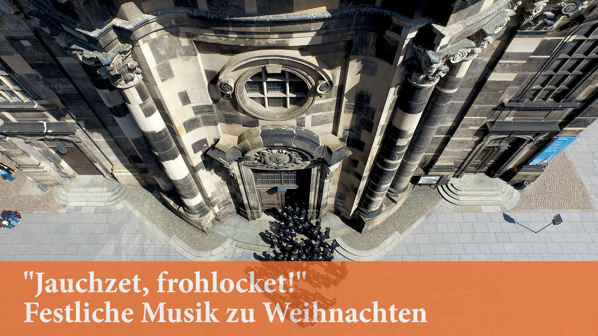 Der Dresdner Kreuzchor vor der Kreuzkirche Der Dresdner Kreuzchor vor der Kreuzkirche