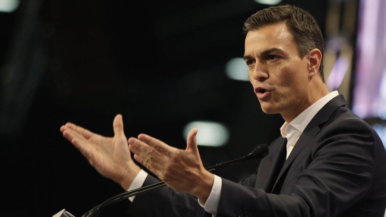 Spaniens Ministerpräsident Pedro Sánchez während einer Rede auf einem Kongress seiner italienischen Parteifreunde von der Partido Democrática in Mailand im Oktober 2018 Spaniens Ministerpräsident Pedro Sánchez während einer Rede auf einem Kongress seiner italienischen Parteifreunde von der Partido Democrática in Mailand im Oktober 2018