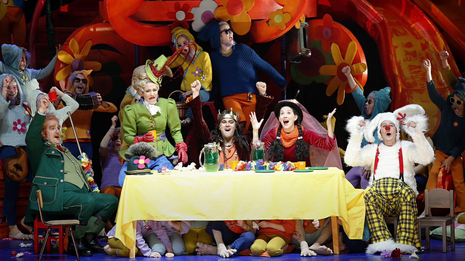 Szene aus der Oper "Schneewittchen und die 77 Zwerge" im Oktober 2015 an der Komischen Oper Berlin mit Carsten Sabrowski (als Herr Meier, Jäger), Susanne Kreusch (als Stiefmutter), Adrian Strooper (als Prinz), Alma Sade (als Schneewittchen), Dirk Johnston (als Richard III.) und dem Kinderchor der Komischen Oper (als Die 77 Zwerge). Szene aus der Oper "Schneewittchen und die 77 Zwerge" im Oktober 2015 an der Komischen Oper Berlin mit Carsten Sabrowski (als Herr Meier, Jäger), Susanne Kreusch (als Stiefmutter), Adrian Strooper (als Prinz), Alma Sade (als Schneewittchen), Dirk Johnston (als Richard III.) und dem Kinderchor der Komischen Oper (als Die 77 Zwerge).