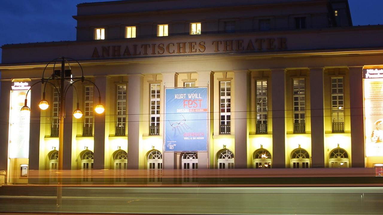 Das Anhaltische Theater Dessau mit abendlicher Beleuchtung. 