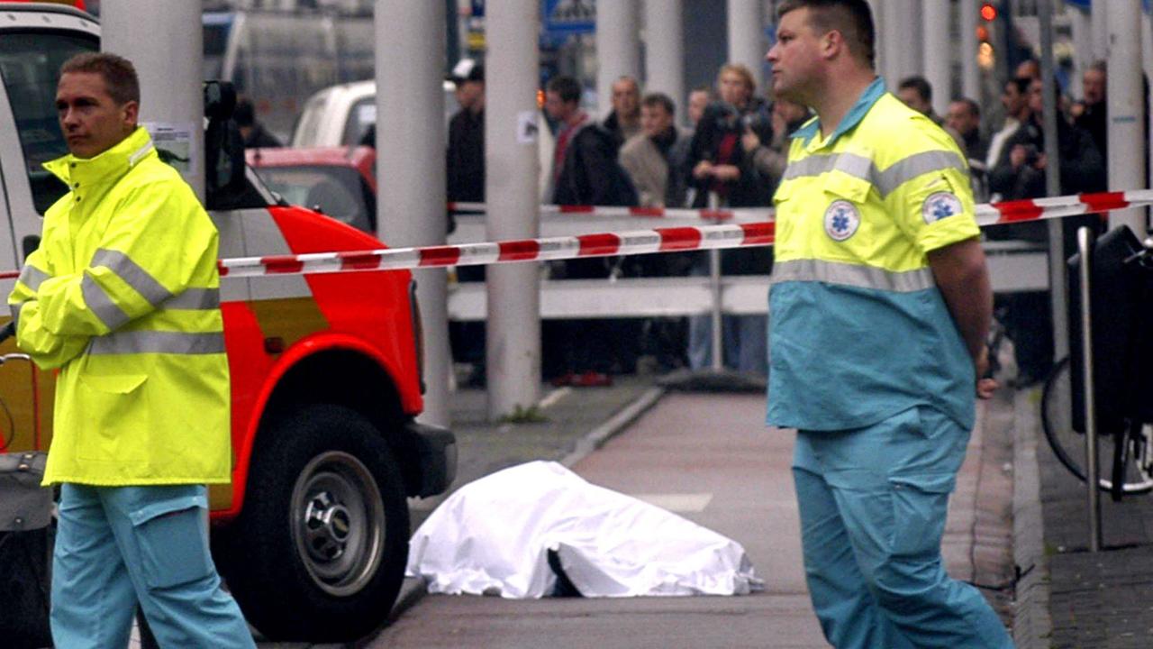 Sanitäter stehen am 2. November 2004 vor der mit einer Decke bedeckten Leiche des niederländischen Filmregisseurs Theo van Gogh, der mitten in Amsterdam erschossen worden ist.
