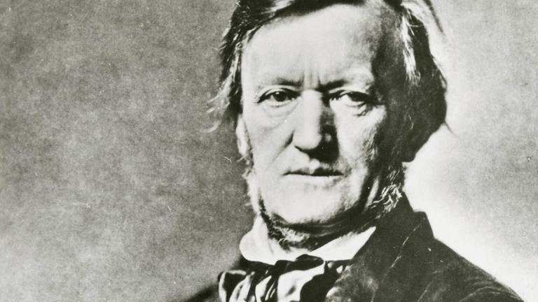 Schwarzweißfoto Richard Wagners in würdevoller Pose.
