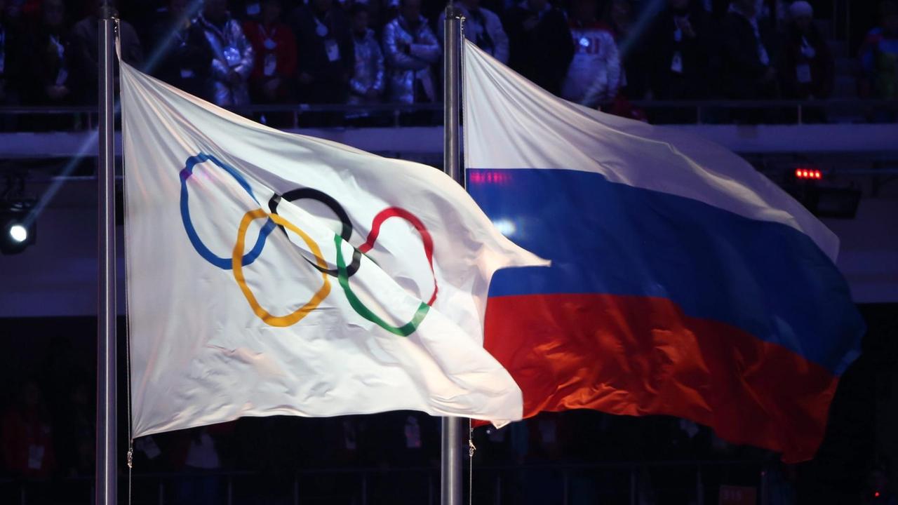 Russland-Flagge und Olympia-Flagge im Stadion Russland-Flagge und Olympia-Flagge im Stadion