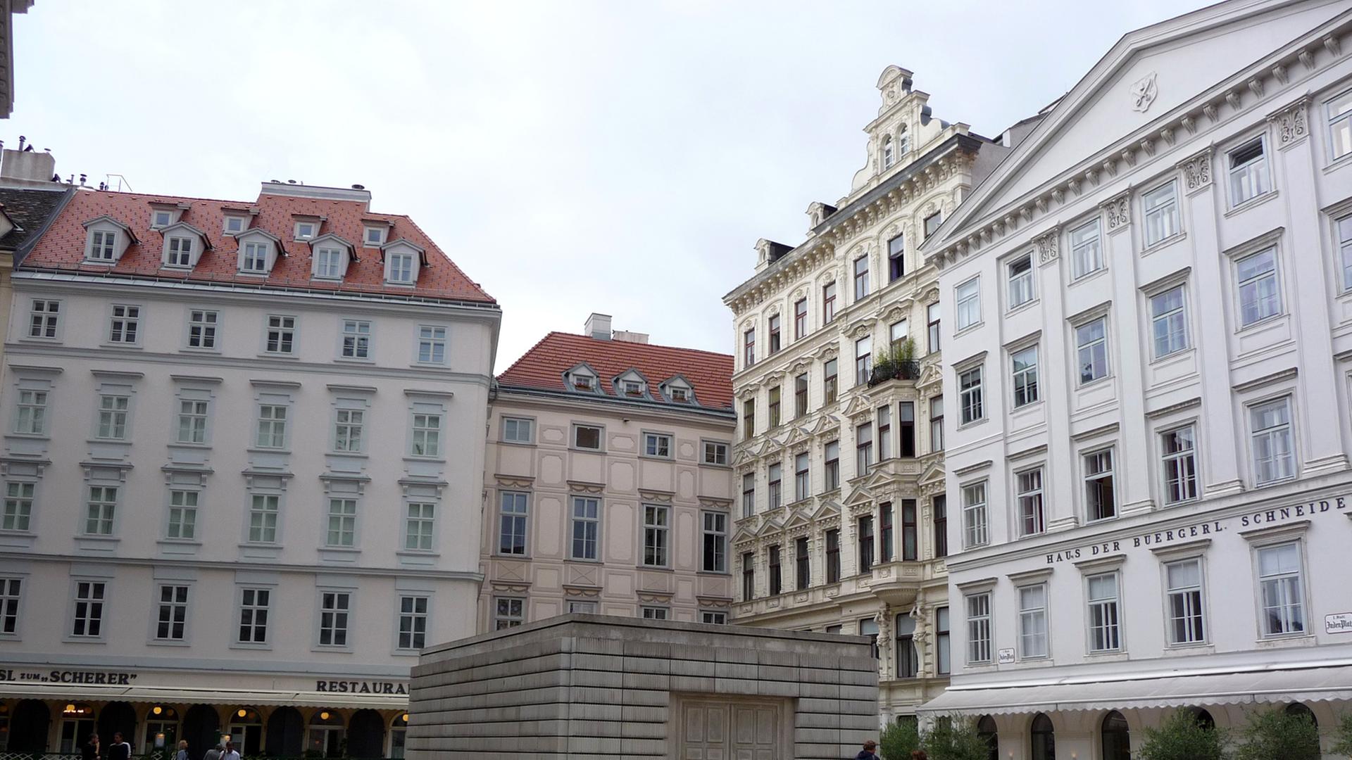 Aufgenommen am 04.08.2009. Das Denkmal von Rachel Whitereads von 1999 soll an die Ermordung der 65.000 österreichischen Juden durch die Nationalsozialisten erinnern. Es soll die Auslöschung des "Volkes des Buches" symbolisieren. Aufgenommen am 04.08.2009. Das Denkmal von Rachel Whitereads von 1999 soll an die Ermordung der 65.000 österreichischen Juden durch die Nationalsozialisten erinnern. Es soll die Auslöschung des "Volkes des Buches" symbolisieren.