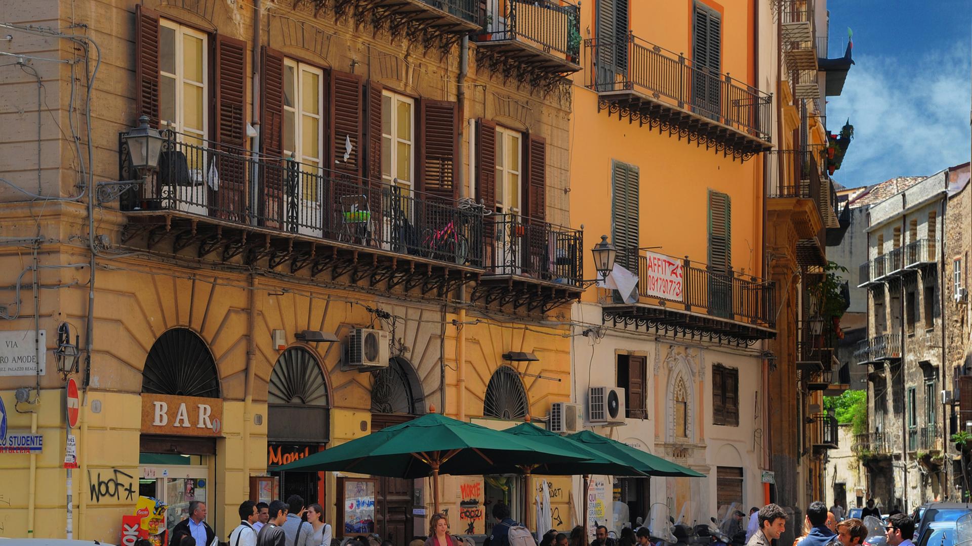 Blick auf eine Altstadtgasse in Palermo