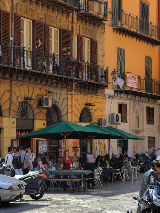 Blick auf eine Altstadtgasse in Palermo