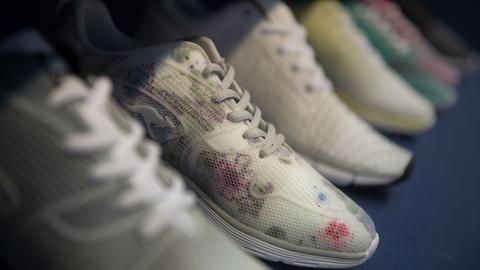 Sneaker mit ultraleichten EVA-Sohlen (Ethylenvinylacetat) vom Label Kangaroo sind am 31.07.2014 auf der internationalen Schuhmesse GDS (Global Destination for Shoes & Accessories) in Düsseldorf (Nordrhein-Westfalen) zu sehen.