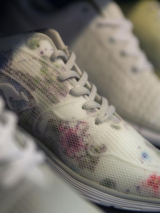Sneaker mit ultraleichten EVA-Sohlen (Ethylenvinylacetat) vom Label Kangaroo sind am 31.07.2014 auf der internationalen Schuhmesse GDS (Global Destination for Shoes & Accessories) in Düsseldorf (Nordrhein-Westfalen) zu sehen.
