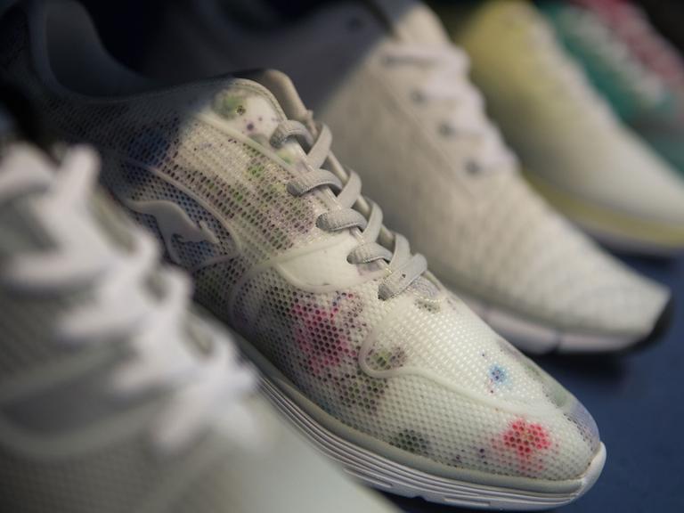 Sneaker mit ultraleichten EVA-Sohlen (Ethylenvinylacetat) vom Label Kangaroo sind am 31.07.2014 auf der internationalen Schuhmesse GDS (Global Destination for Shoes & Accessories) in Düsseldorf (Nordrhein-Westfalen) zu sehen.