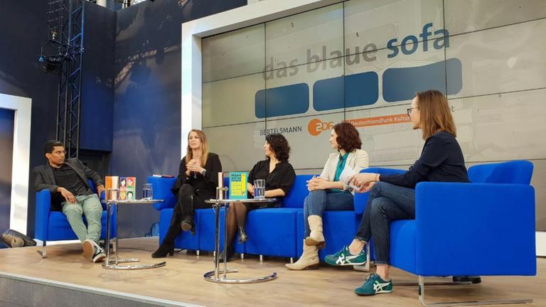 Marvin Oppong (v.l.), Jagoda Marinic, Dilek Güngör, Ferda Ataman und Deutschlandfunk Kultur-Moderatorin Christine Watty bei der Blauen Stunde auf der Leipziger Buchmesse 2019 Marvin Oppong (v.l.), Jagoda Marinic, Dilek Güngör, Ferda Ataman und Deutschlandfunk Kultur-Moderatorin Christine Watty bei der Blauen Stunde auf der Leipziger Buchmesse 2019