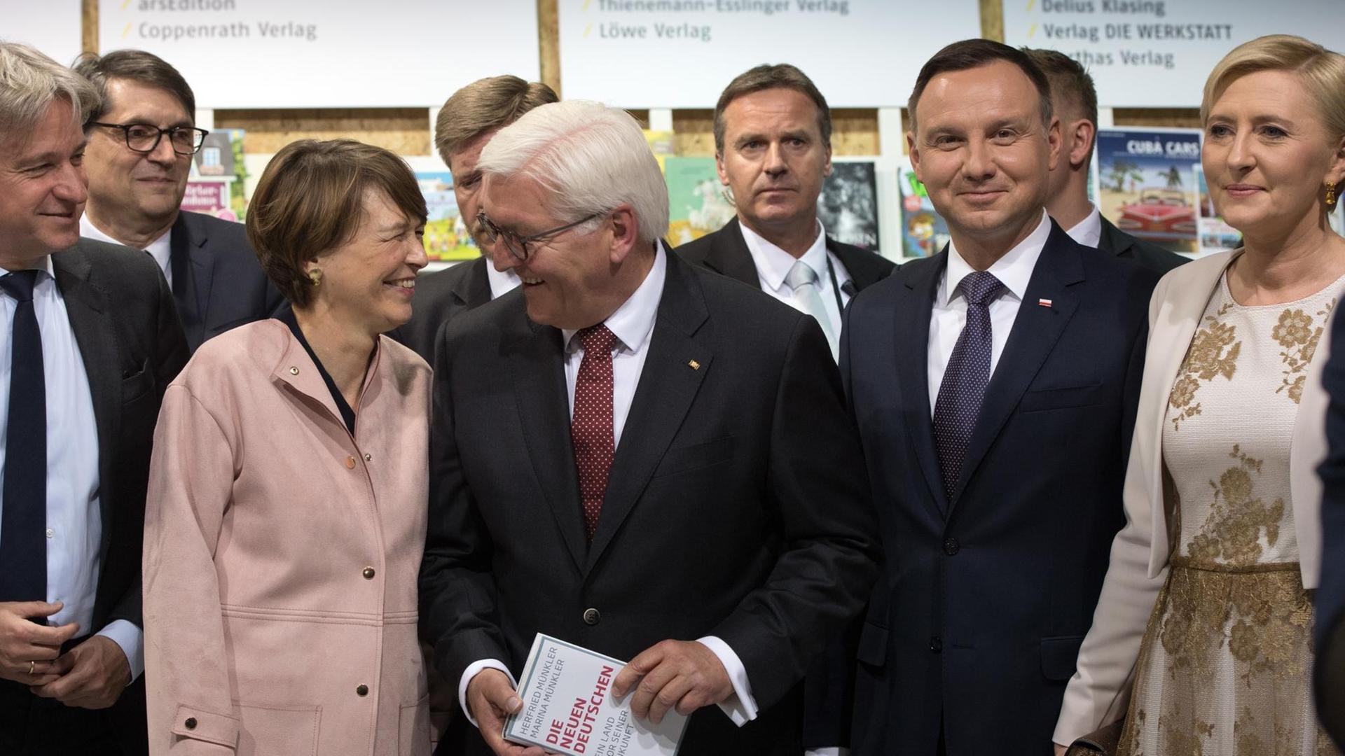 Bundespräsident Frank-Walter Steinmeier (M), seine Ehefrau Elke Büdenbender (l), der polnische Präsident Andrzej Duda (2.v.r.) und dessen Ehefrau Agata Kornhauser-Duda(r) besuchen am 19.05.2017 in Warschau (Polen) auf der Buchmesse den deutsch-polnischen Gemeinschaftsstand. Bundespräsident Frank-Walter Steinmeier (M), seine Ehefrau Elke Büdenbender (l), der polnische Präsident Andrzej Duda (2.v.r.) und dessen Ehefrau Agata Kornhauser-Duda(r) besuchen am 19.05.2017 in Warschau (Polen) auf der Buchmesse den deutsch-polnischen Gemeinschaftsstand.