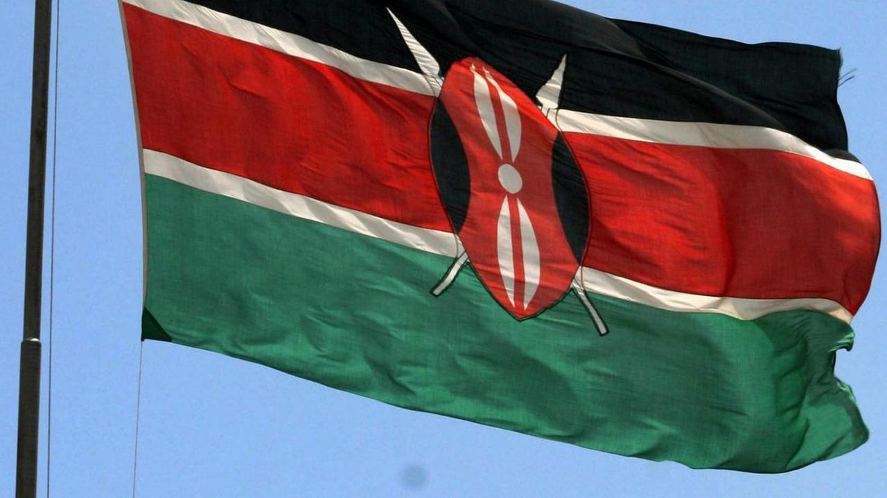 Flagge von Kenia weht in der Luft