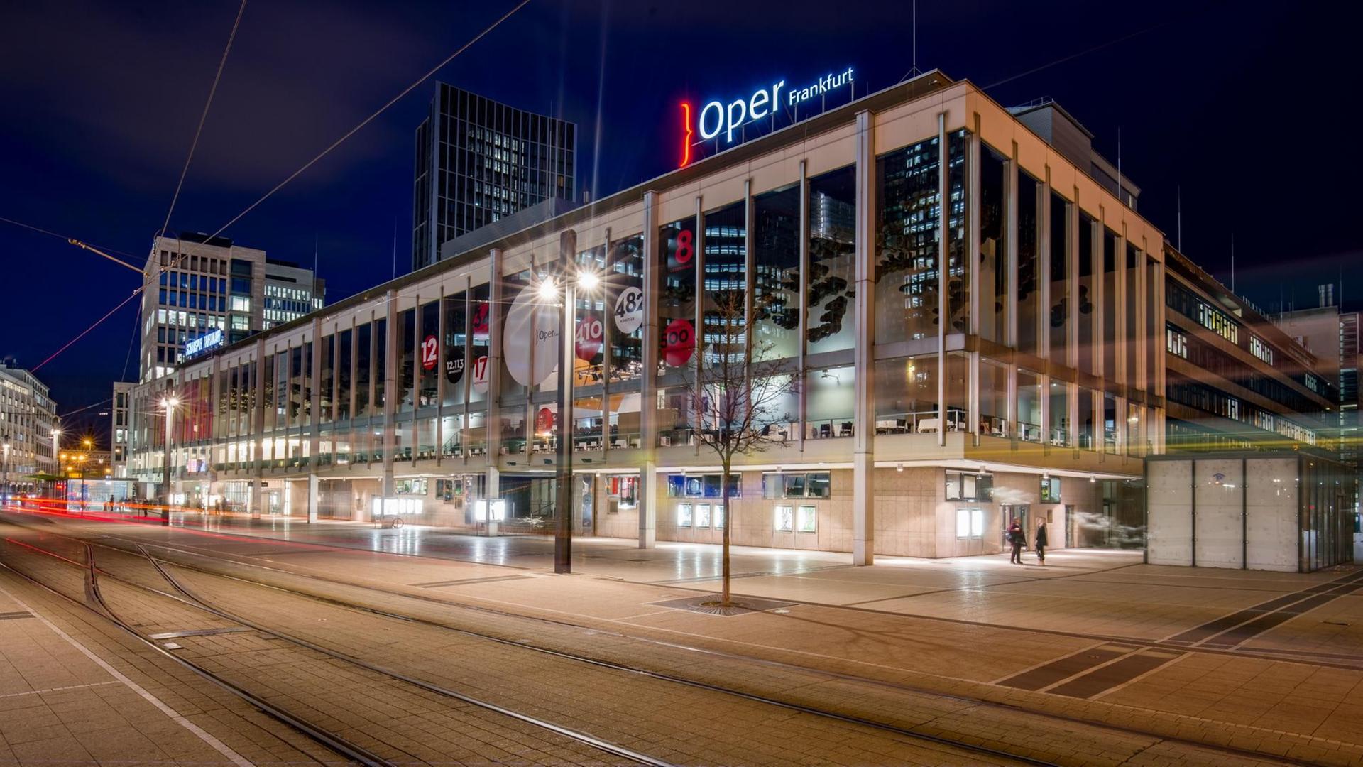 Frankfurts Städtische Bühnen (Oper und Schauspiel) im Abendlicht.