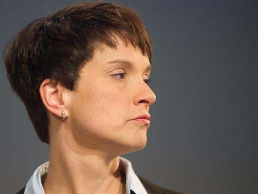 Die Bundesvorsitzende der Partei Alternative für Deutschland (AfD), Frauke Petry, aufgenommen am 28.11.2015 auf dem 4. Bundesparteitag der Alternative für Deutschland (AfD) in Hannover (Niedersachsen).