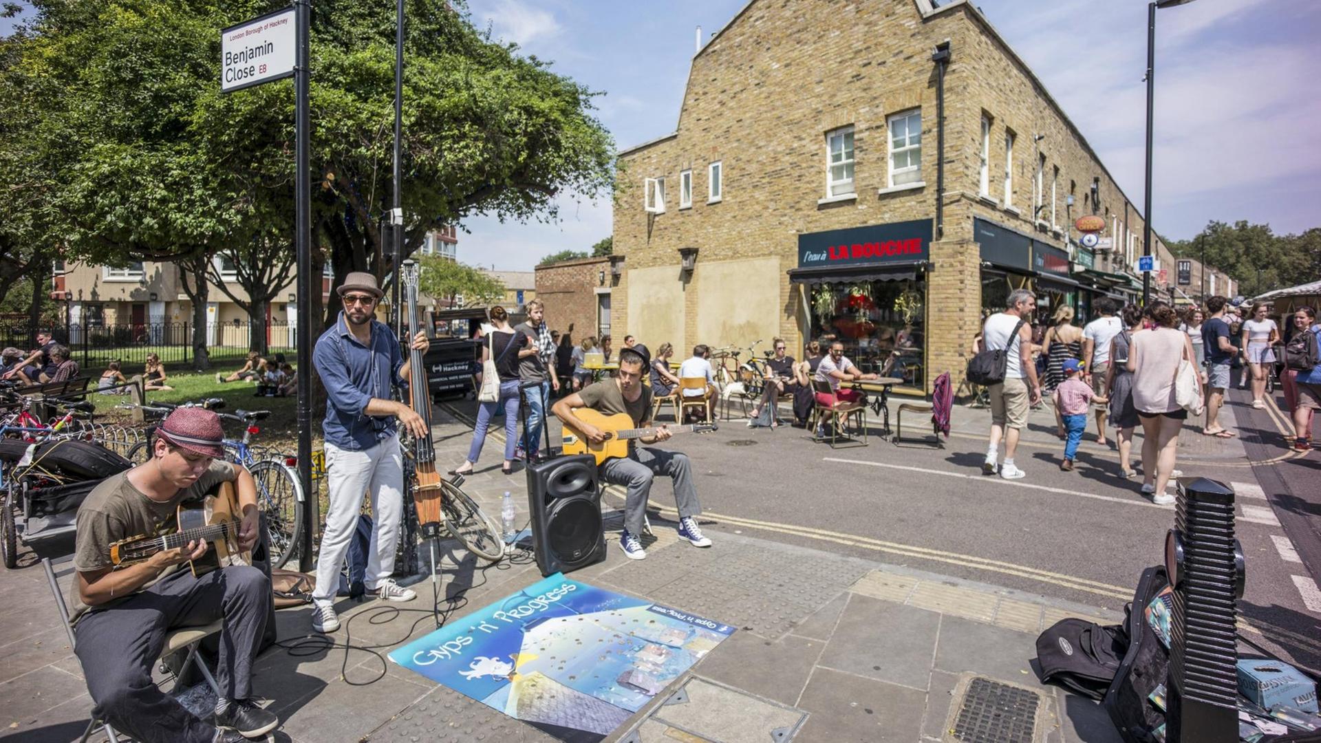 Eine Band spielt in London auf der Straße. Eine Band spielt in London auf der Straße.