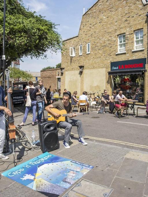 Eine Band spielt in London auf der Straße.