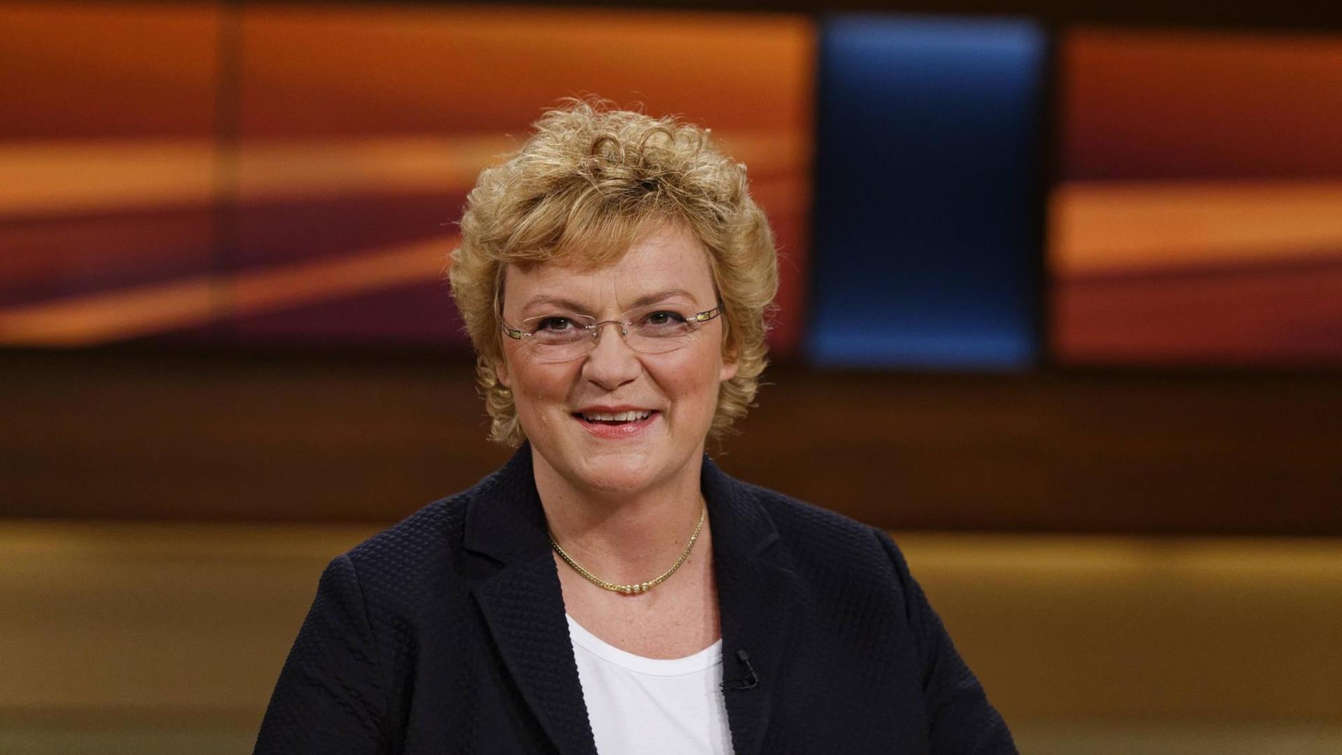 Monika Hohlmeier, CSU, Mitglied des Europäischen Parlaments und innenpolitische Sprecherin der EVP-Fraktion, zu Gast bei Anne Will im Ersten Deutschen Fernsehen. Monika Hohlmeier, CSU, Mitglied des Europäischen Parlaments und innenpolitische Sprecherin der EVP-Fraktion, zu Gast bei Anne Will im Ersten Deutschen Fernsehen.