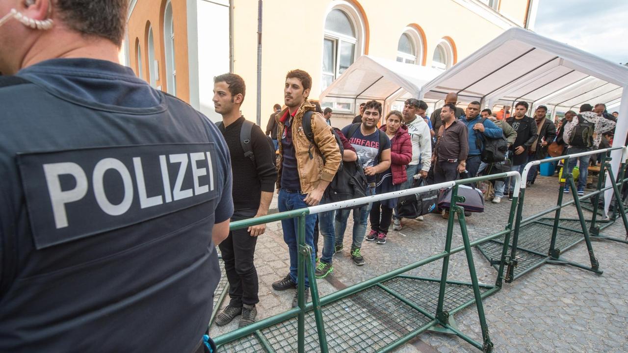 Flüchtlinge am Hauptbahnhof in Passau Flüchtlinge am Hauptbahnhof in Passau