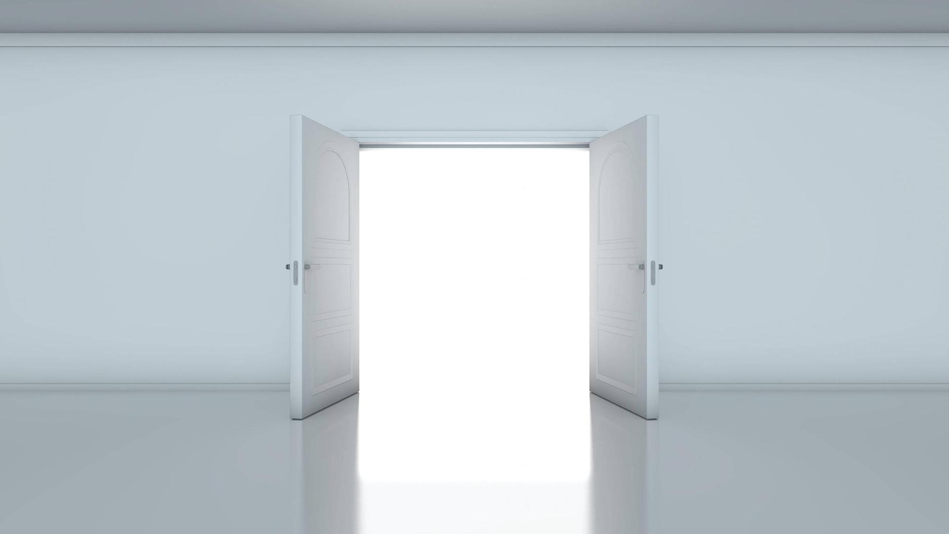 Durch eine offene Tür scheint Licht in einen Raum hinein. Durch eine offene Tür scheint Licht in einen Raum hinein.