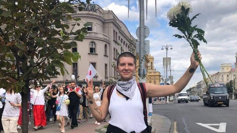 Vika hält die Blumen als Zeichen der Demonstranten in die Höhe. Vika hält die Blumen als Zeichen der Demonstranten in die Höhe.