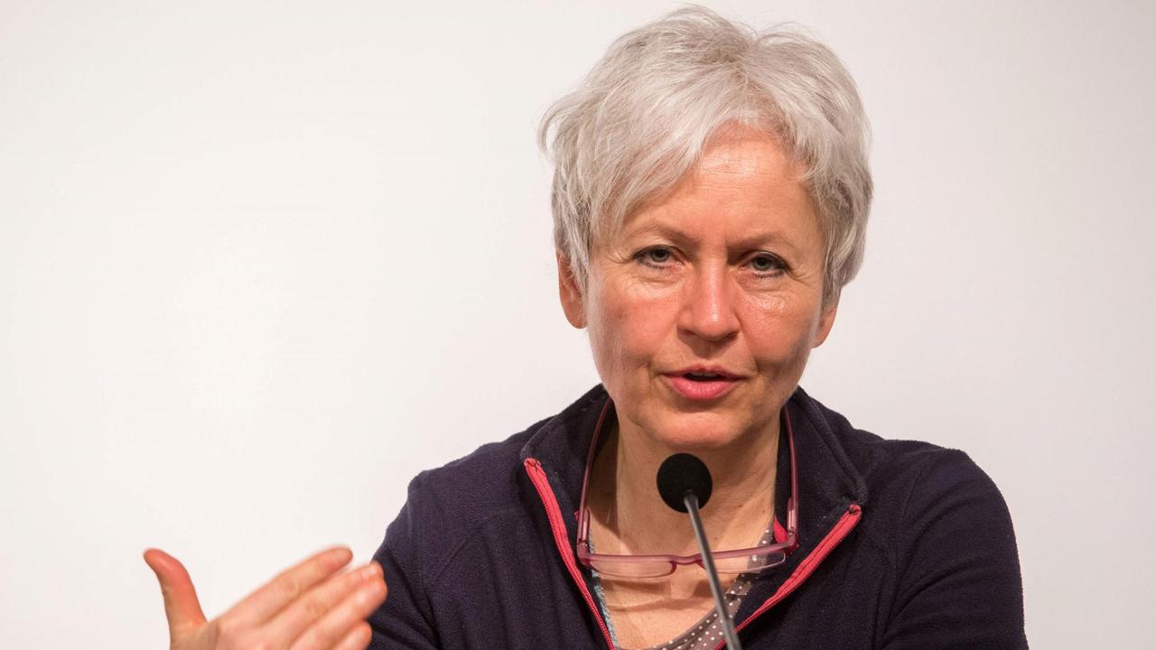 Schriftstellerin Ulrike Draesner sitz auf einem Podium und spricht zum Publikum. Schriftstellerin Ulrike Draesner sitz auf einem Podium und spricht zum Publikum.