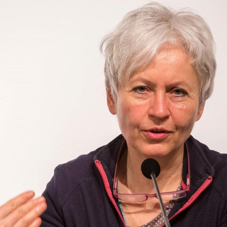 Schriftstellerin Ulrike Draesner sitz auf einem Podium und spricht zum Publikum. Schriftstellerin Ulrike Draesner sitz auf einem Podium und spricht zum Publikum.
