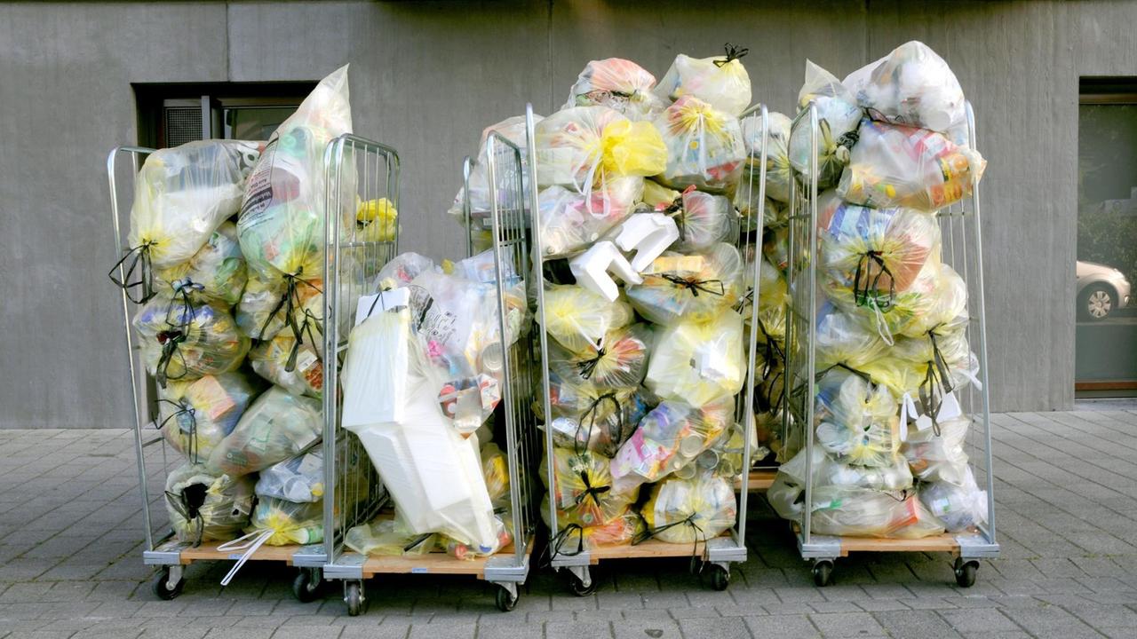 Gelbe Säcke mit Plastikmüll warten auf die Abholung durch das Entsorgungsunternehmen. Konstanz, Baden-Württemberg.
