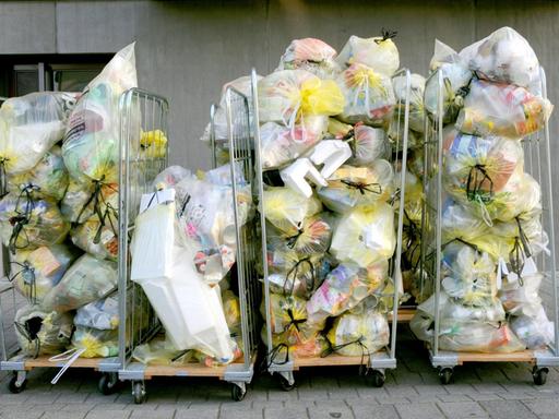 Gelbe Säcke mit Plastikmüll warten auf die Abholung durch das Entsorgungsunternehmen. Konstanz, Baden-Württemberg.