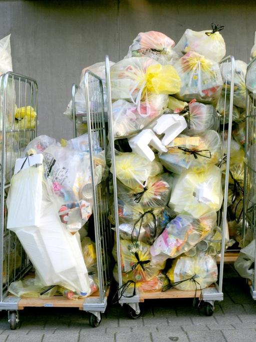 Gelbe Säcke mit Plastikmüll warten auf die Abholung durch das Entsorgungsunternehmen. Konstanz, Baden-Württemberg.