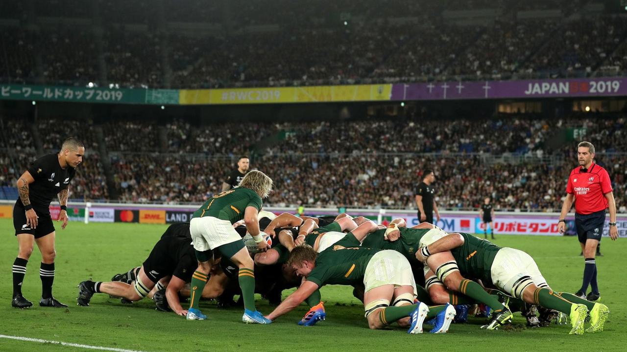 Faf de Klerk aus Südafrika wirft den Ball während der Rugby-Weltmeisterschaft 2019 in Gruppe B zwischen Neuseeland und Südafrika im International Stadium Yokohama am 21. September 2019 in Yokohama, Kanagawa, Japan, ins Spiel. Faf de Klerk aus Südafrika wirft den Ball während der Rugby-Weltmeisterschaft 2019 in Gruppe B zwischen Neuseeland und Südafrika im International Stadium Yokohama am 21. September 2019 in Yokohama, Kanagawa, Japan, ins Spiel.