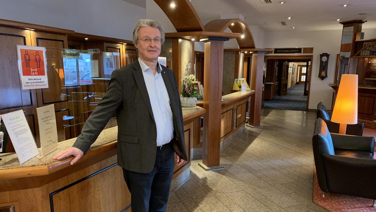 Marc Arendt steht vor der Rezeption seines leeren Hotels. Marc Arendt steht vor der Rezeption seines leeren Hotels.