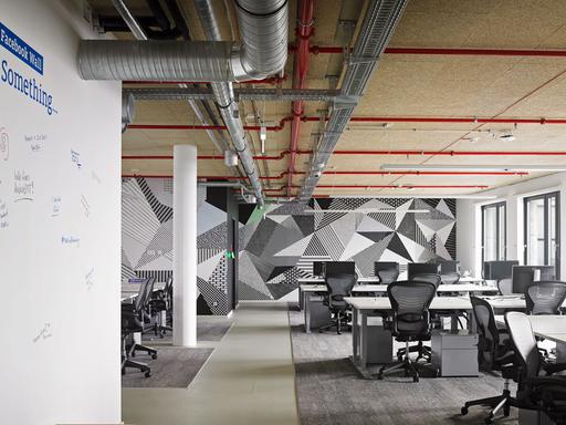 Computerarbeitsplätze im Bürogebäude des US-Konzerns Facebook in Hamburg, das von den Mitarbeitern Ende Februar 2015 bezogen wurde; das Foto wurde am 1. April 2015 von Facebook veröffentlicht.