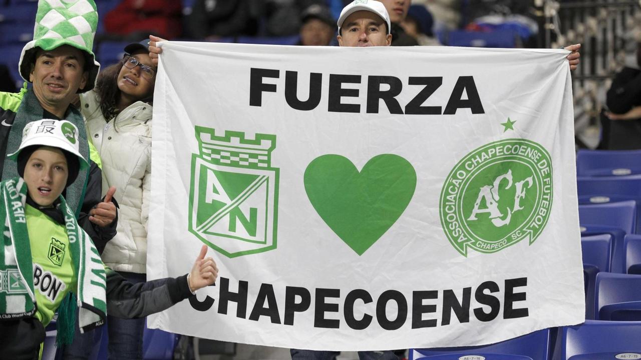 Fans von Atletico Nacional aus Kolumbien feiern die Mannschaft von Chapecoense. Fans von Atletico Nacional aus Kolumbien feiern die Mannschaft von Chapecoense.