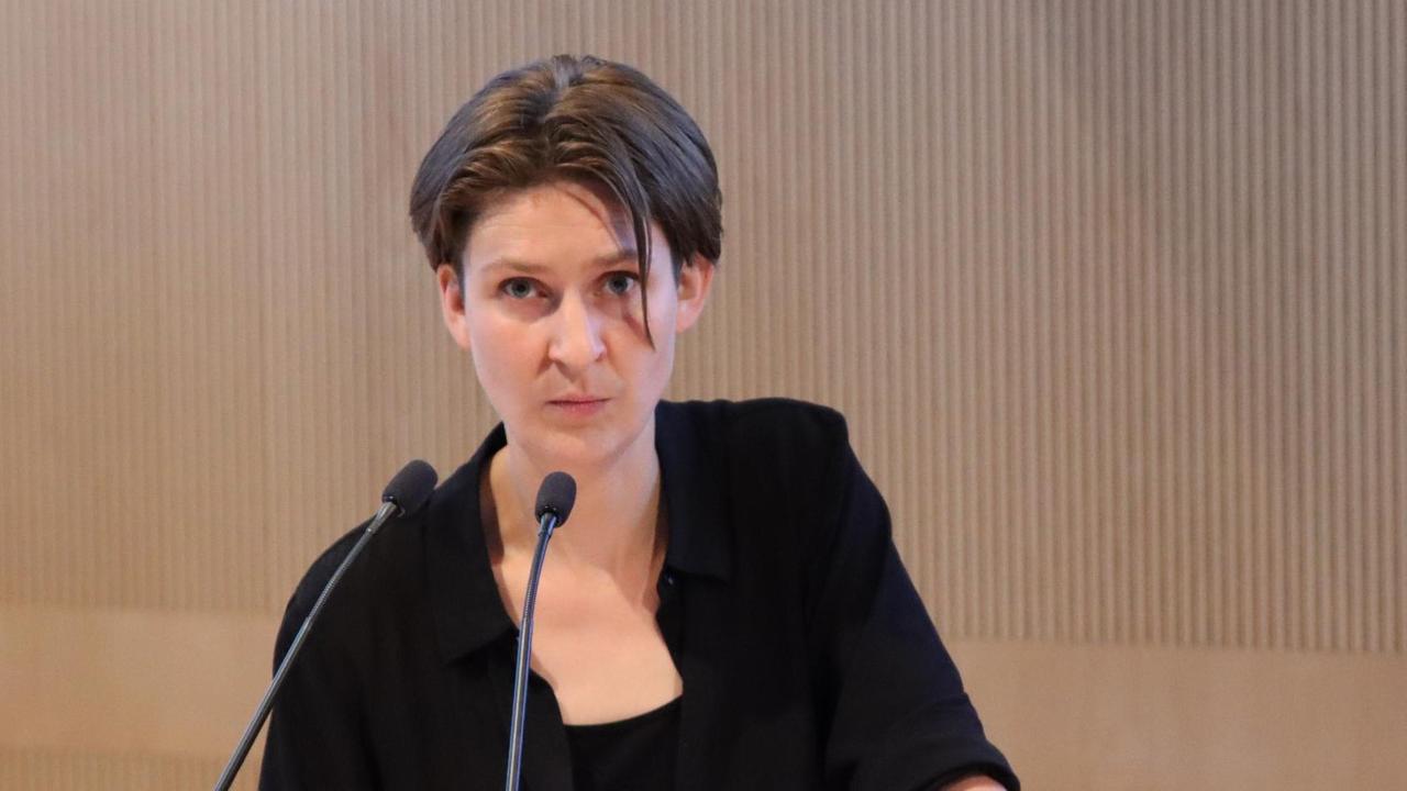 Porträt von Dr. Rebekka Hufendiek. Porträt von Dr. Rebekka Hufendiek.