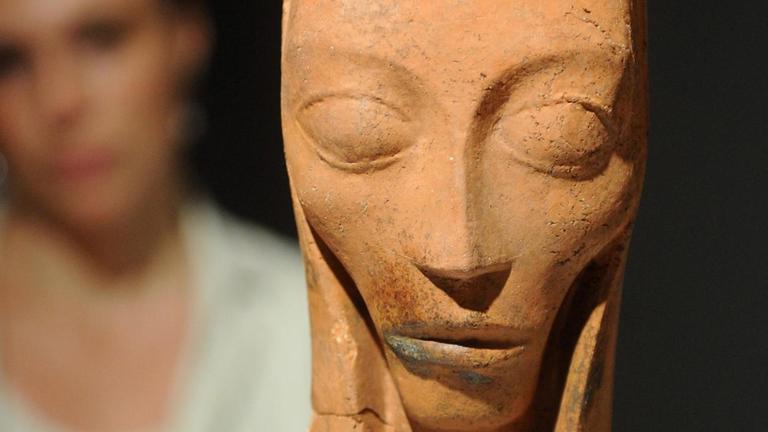 Eine Besucherin betrachtet die Skulptur "Schwangere" aus dem Jahr 1918 von Emy Roeder in der Ausstellung "Unsere Moderne" 2011 in der Staatlichen Kunsthalle Karlsruhe Eine Besucherin betrachtet die Skulptur "Schwangere" aus dem Jahr 1918 von Emy Roeder in der Ausstellung "Unsere Moderne" 2011 in der Staatlichen Kunsthalle Karlsruhe