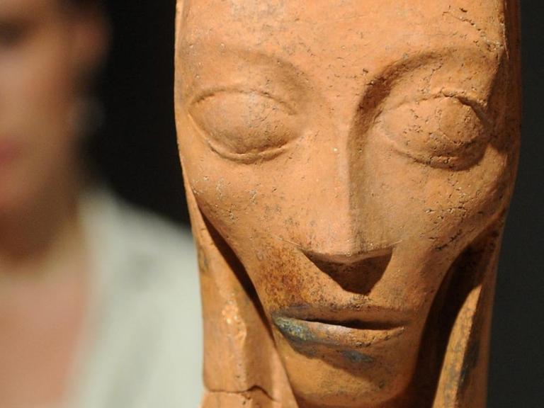 Eine Besucherin betrachtet die Skulptur "Schwangere" aus dem Jahr 1918 von Emy Roeder in der Ausstellung "Unsere Moderne" 2011 in der Staatlichen Kunsthalle Karlsruhe
