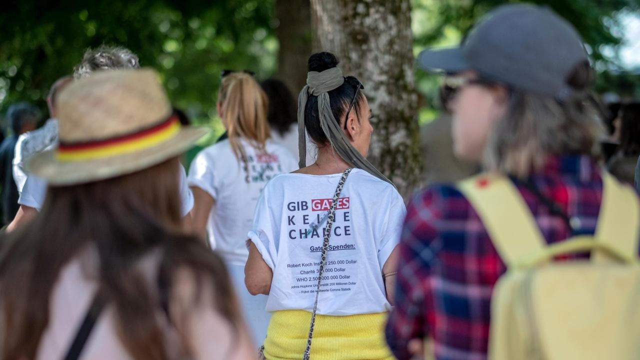 Eine Demonstrantin trägt ein T-Shirt mit dem Text "Gib Gates keine Chance" in Baden-Baden. Eine Demonstrantin trägt ein T-Shirt mit dem Text "Gib Gates keine Chance" in Baden-Baden.