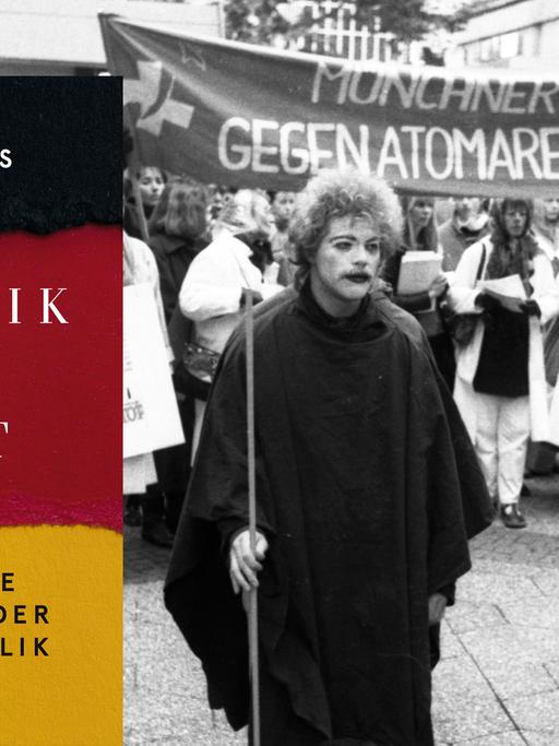 Cover von Frank Biess Buch "Republik der Angst. Eine andere Geschichte der Bundesrepublik". Im Hintergrund ist ein SW-Foto zu sehen, das eine Demonstration von Ärzte zeigt, die 1985 in Wiesbaden vor der Gefahr eines Atomkriegs warnen.