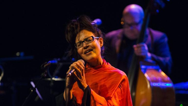 Die Sängerin Mônica Vasconcelos beim Jazzfest Berlin Die Sängerin Mônica Vasconcelos beim Jazzfest Berlin