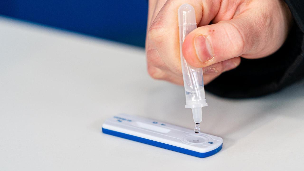 Durchführung eines Covid-19-Antigen-Schnelltests in der größten Teststraße Österreichs in Wien Durchführung eines Covid-19-Antigen-Schnelltests in der größten Teststraße Österreichs in Wien
