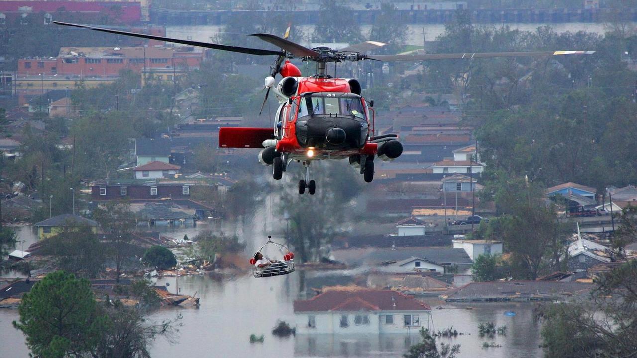 Ein Hubschrauber über dem überfluteten New Orleans nach Hurrikan Katrina im August 2005. Ein Hubschrauber über dem überfluteten New Orleans nach Hurrikan Katrina im August 2005.