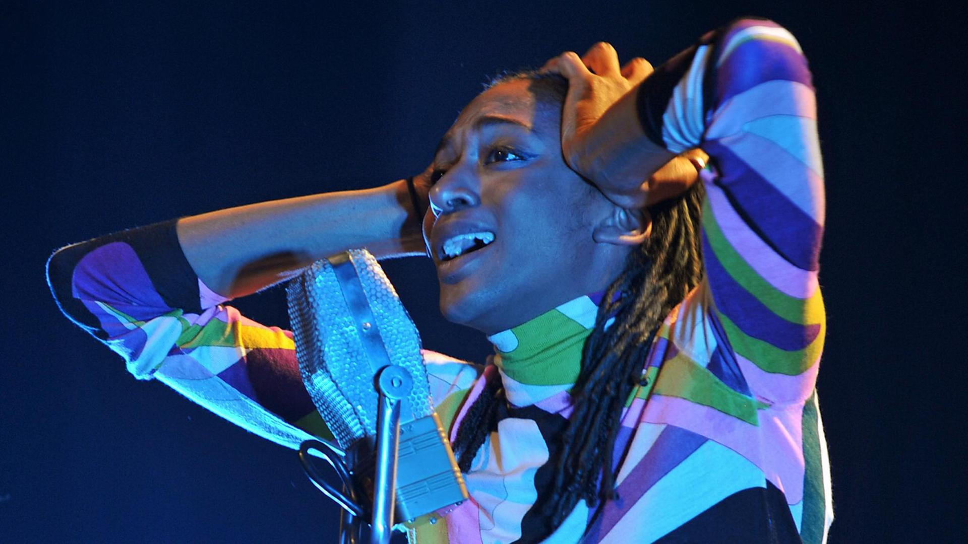 Die britische Sängerin Ala.ni beim dem Rock- und Pop-Festival "Le Printemps de Bourges" im französischen Bourges; Aufnahme vom April 2016 Die britische Sängerin Ala.ni beim dem Rock- und Pop-Festival "Le Printemps de Bourges" im französischen Bourges; Aufnahme vom April 2016
