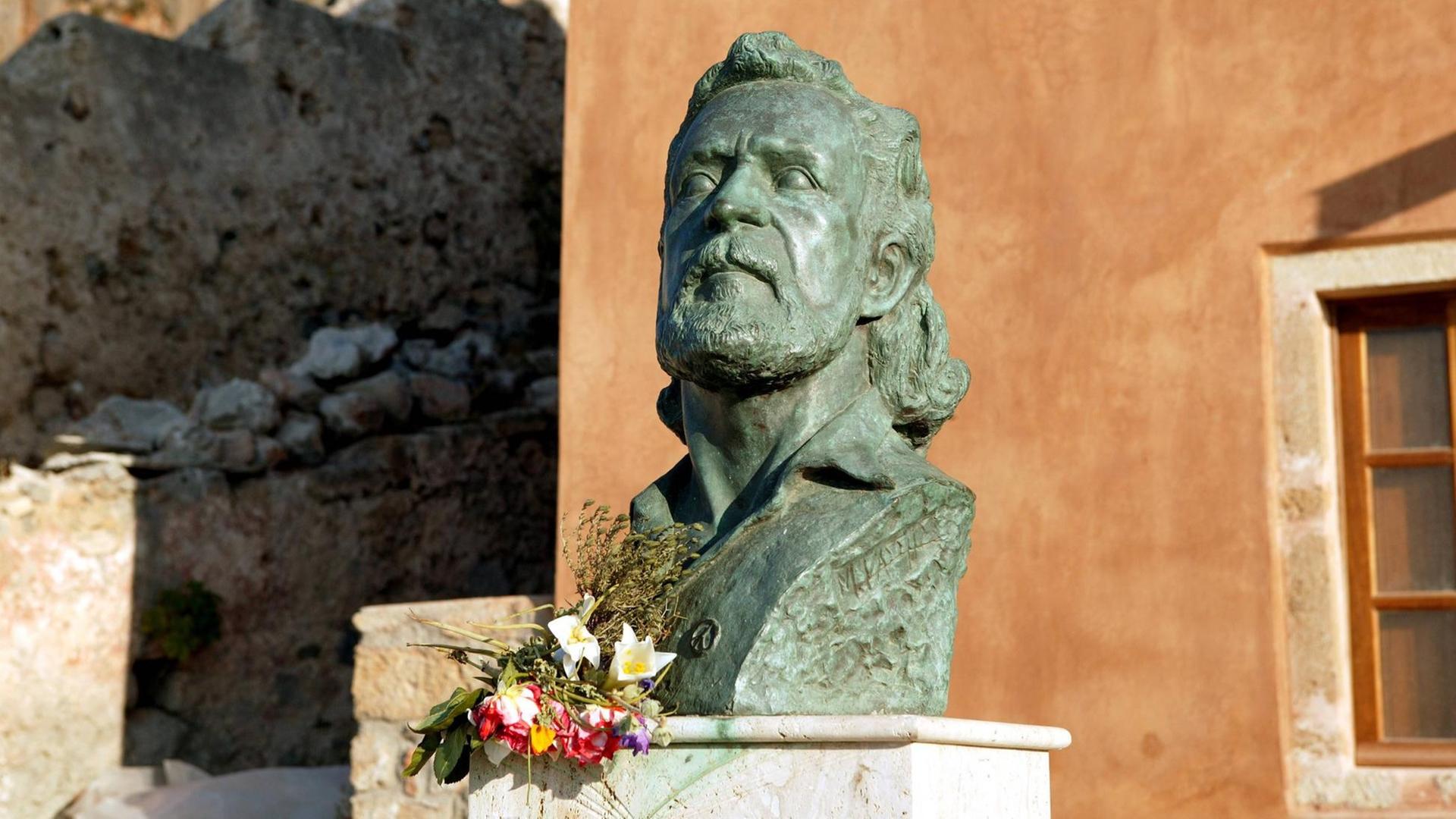 Büste des griechischen Volksdichters Jannis Ritsos vor seinem Geburtshaus in Monemvasia.