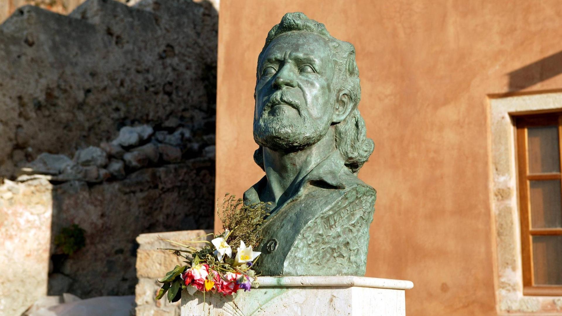 Büste des griechischen Volksdichters Jannis Ritsos vor seinem Geburtshaus in Monemvasia. Büste des griechischen Volksdichters Jannis Ritsos vor seinem Geburtshaus in Monemvasia.