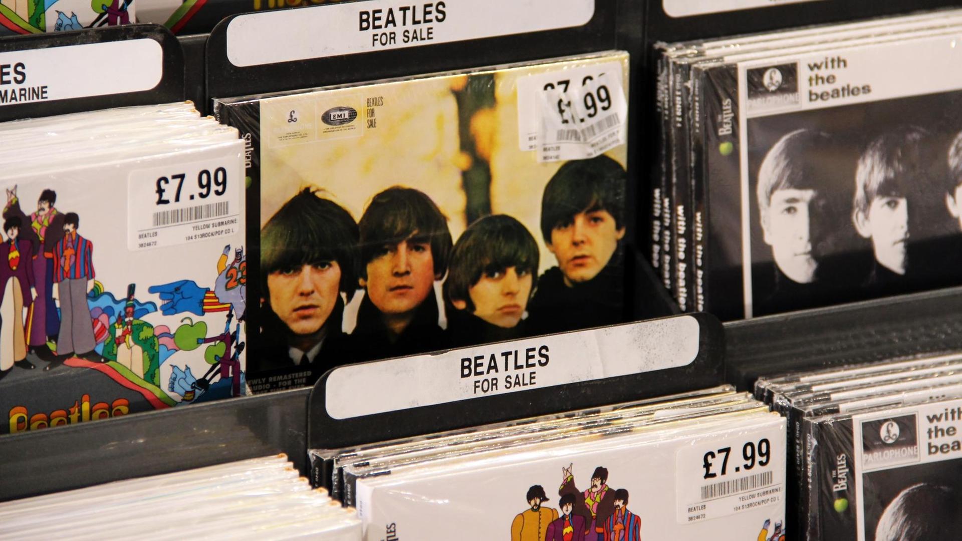 Regal mit Beatles-CDs in London